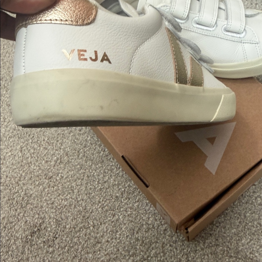 Veja women’s White and rose gold Sneakers - Picture 4 of 8